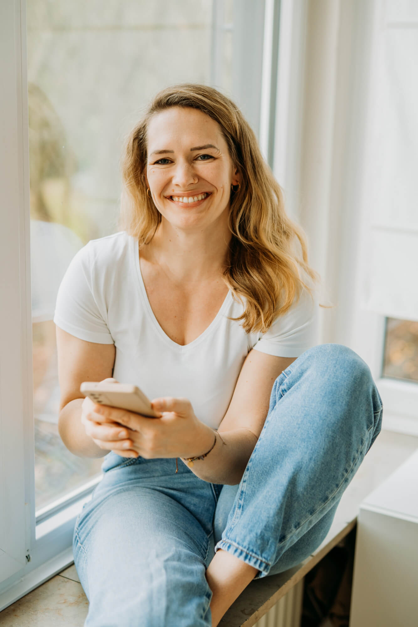 Katharina-Lange-1-1-Gesundheits-Coaching Désirée Safnauer schreibt in ein Notizbuch