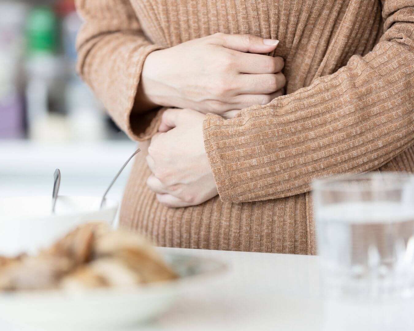 Katharina-Lange-Coaching-Symptome Désirée Safnauer schreibt in ein Notizbuch