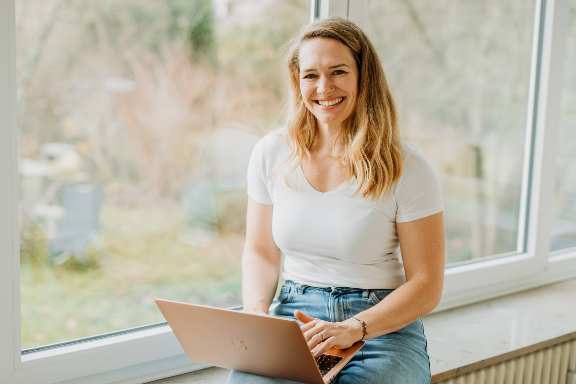 Katharina-Lange-Female-Inner-Systems-Ausbildung Désirée Safnauer schreibt in ein Notizbuch
