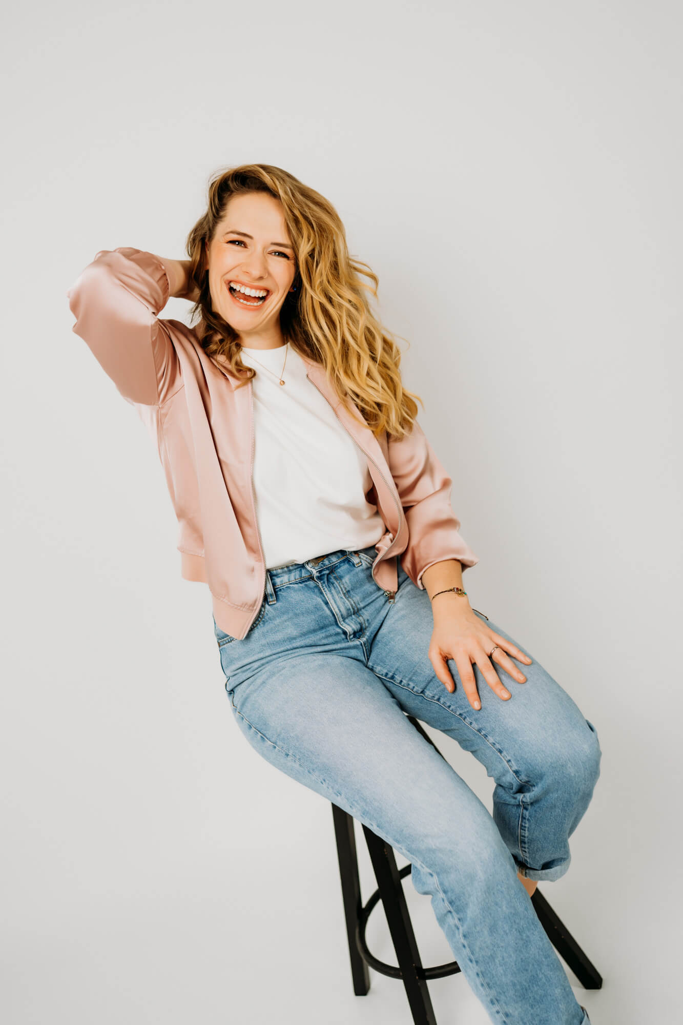 Kathi-Lange-Feel-Good-in-your-Body Désirée Safnauer schreibt in ein Notizbuch