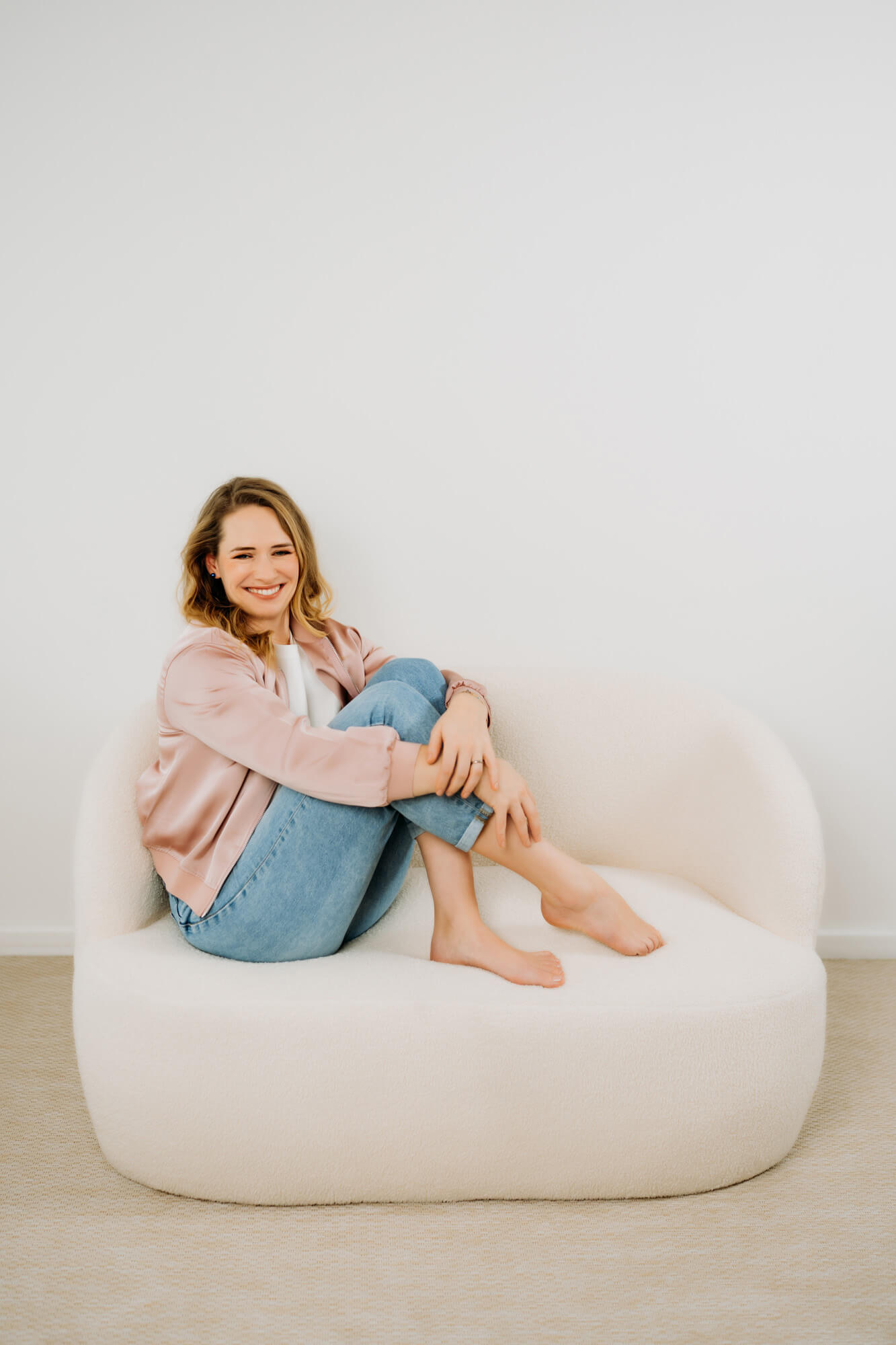 Lange-Katharina Désirée Safnauer lehnt in ihrer Praxis in Linz-Urfahr an einem Türrahmen